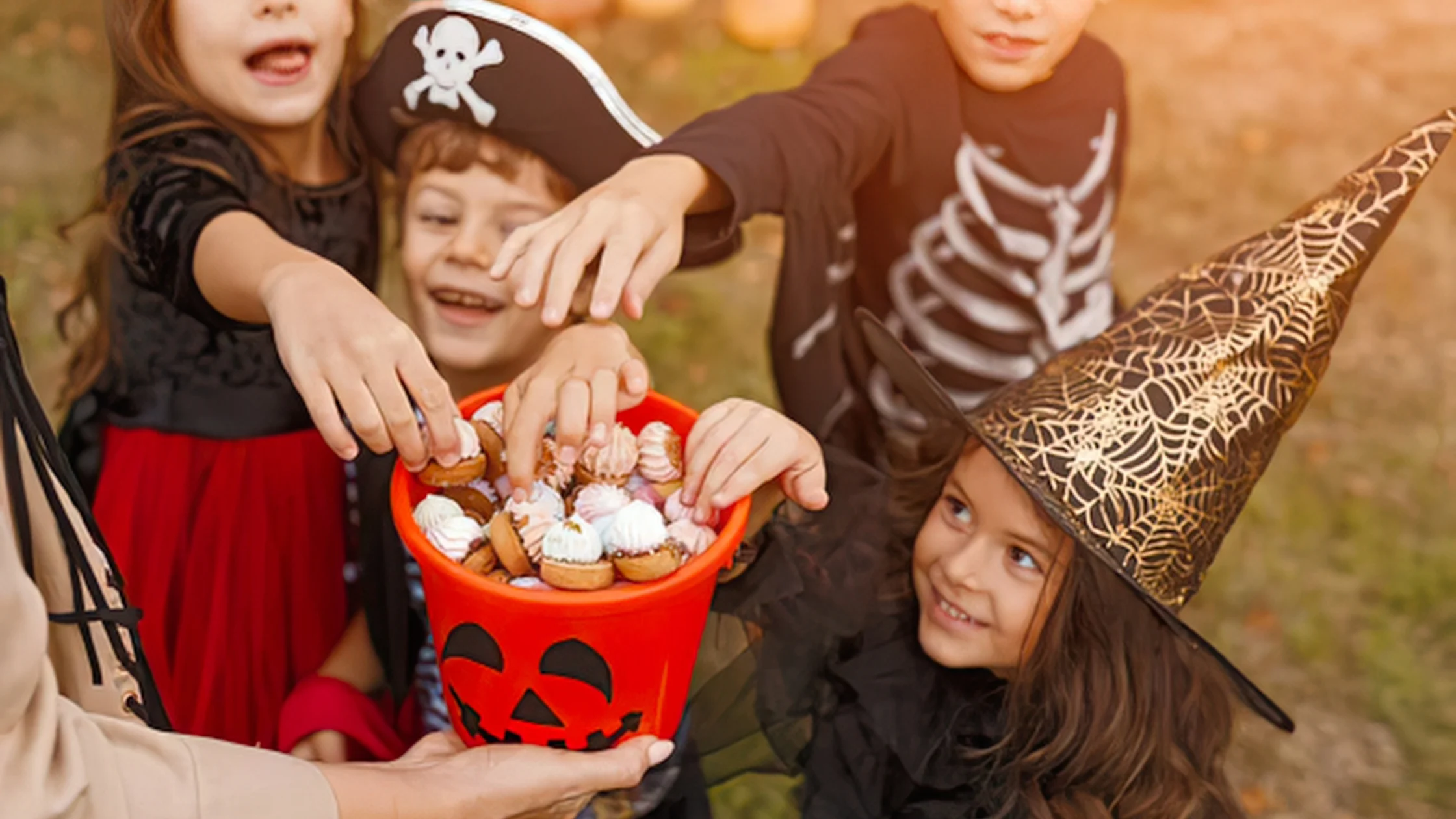 Csokit vagy csalunk: Így védje gyermeke fogait Halloween környékén!
